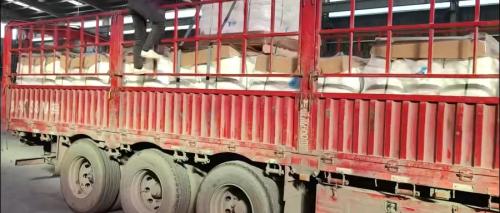 公海堵船710最新官网粘合剂包装箱在仓库中的排列展示
